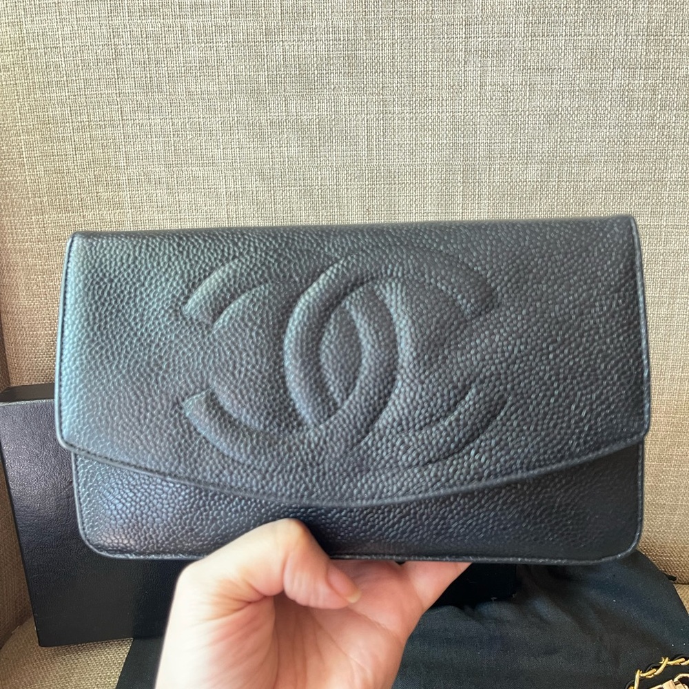 Authentic vintage CHANEL caviar leather bifold wallet 4784055 - Picture 4 of 16
